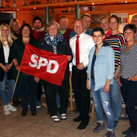 Die Listenkandidaten der Offinger SPD für die Marktgemeinderatswahl im März 2020: Thomas Wörz (9.von links) führt die Liste an, will aber in erster Linie Bürgermeister bleiben.